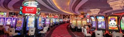 Tangkapan layar aplikasi mobile rslot77 menampilkan antarmuka permainan slot dan live casino