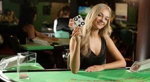 Meja Blackjack Dream Gaming dengan dealer profesional