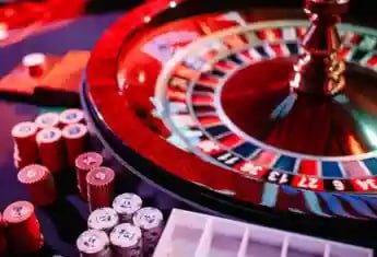 Dealer Dream Gaming dalam sesi permainan Baccarat